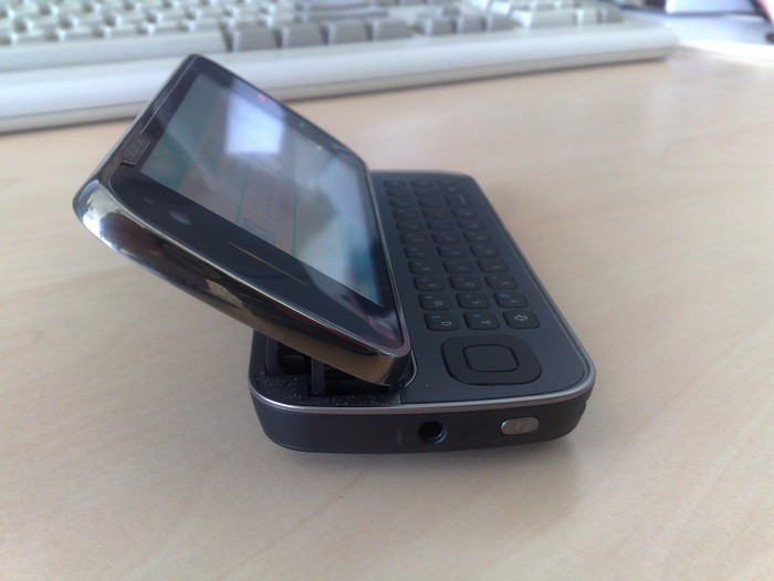 Nokia N97: rozevřený telefon