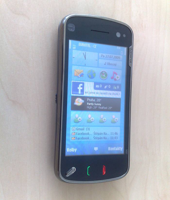 Nokia N97: sklapnutý telefon